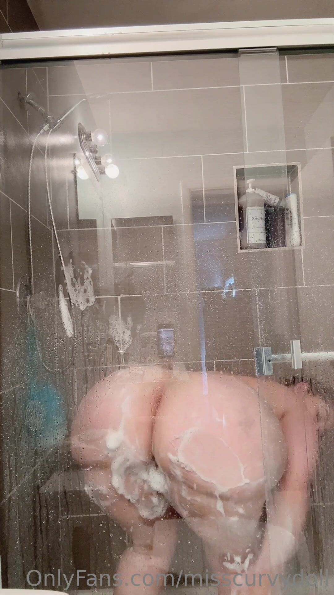 Deisy Garcia clapping ass in shower