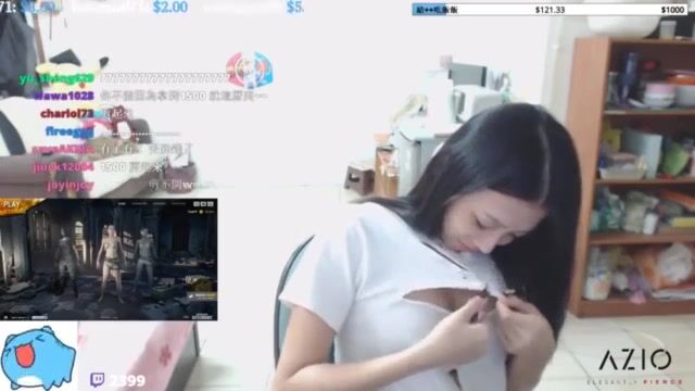 Japanese streamer flashes boobs on twitch