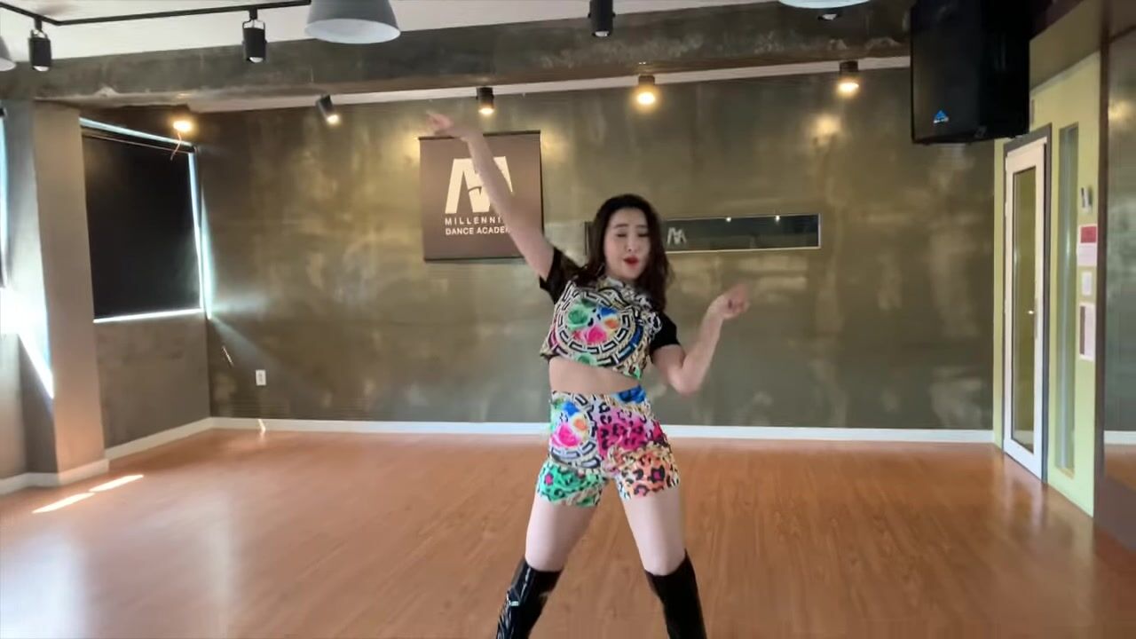 Gong Minji (Minzy)- Sexy Dancing