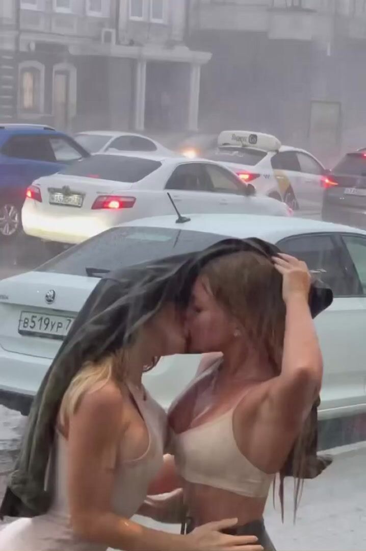 no_lesbi LESBIAN KISS IN THE RAIN