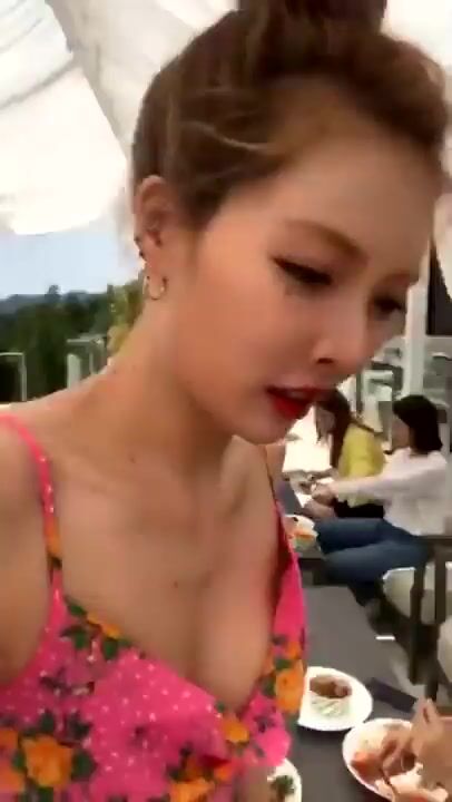 Hyuna cleavage