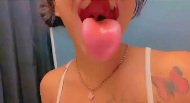 Black girl show long tongue and drool - Thothub