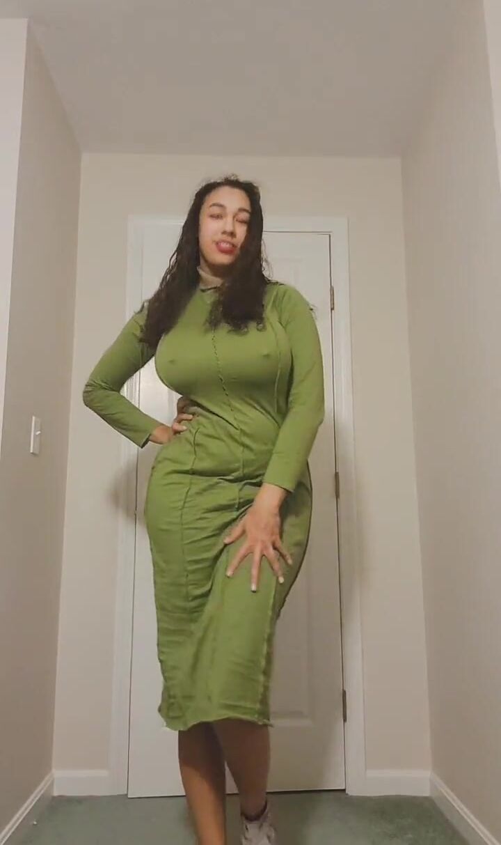 547. Bunni Buns - Bouncing tits in her green dress