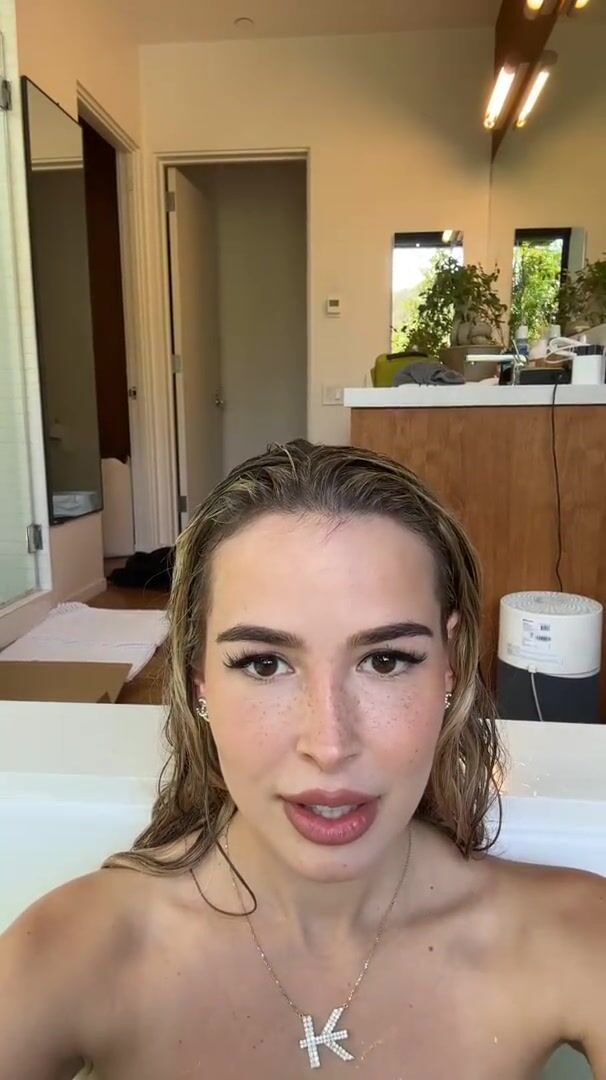 Elena Kamperi Nude Shower Livestream Video Leaked