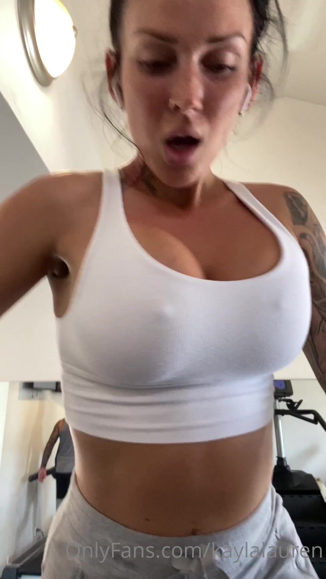 kayla lauren - bouncing her big tits in a public gym