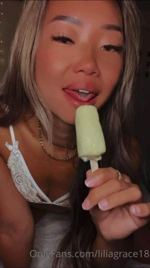 Liliagrace18 eating an ice cream - Onlyfans