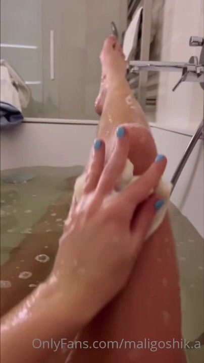 Anna Malygon nude bathtub tits tease